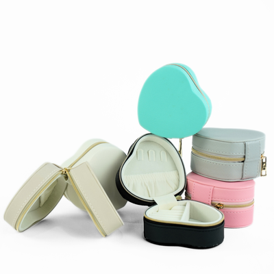 Personalizowana szkatułka na biżuterię w kształcie serca - jasny beż